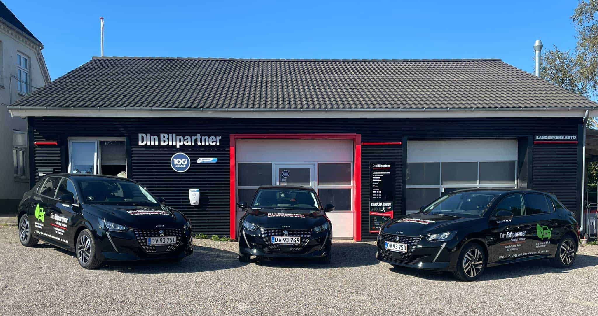 Tre biler foran Landsbyens Auto