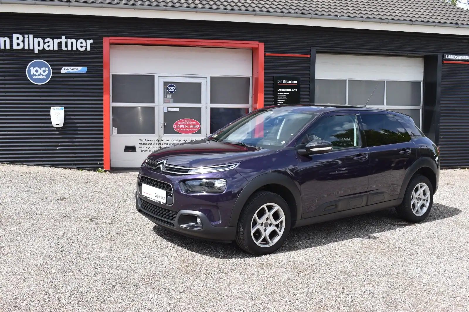 Fronten af en parkeret Citroën Cactus foran Din Bilpartner forhandler