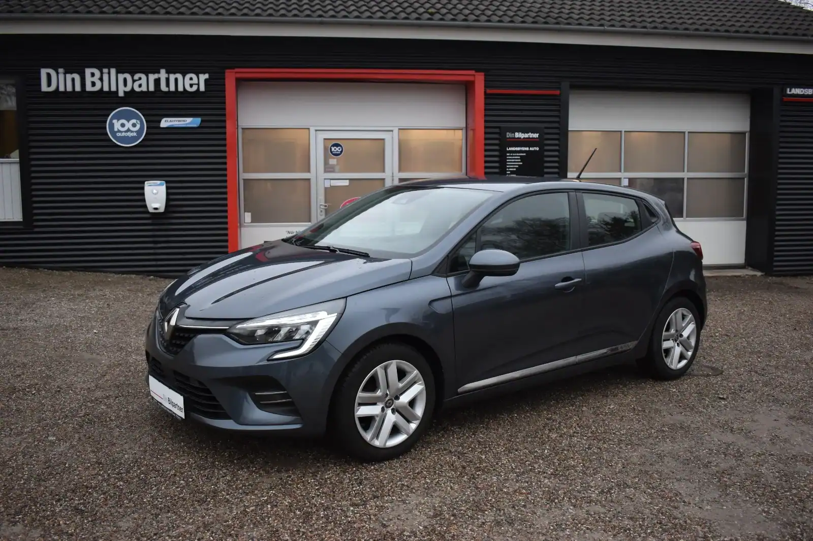 Renault clio foran værksted