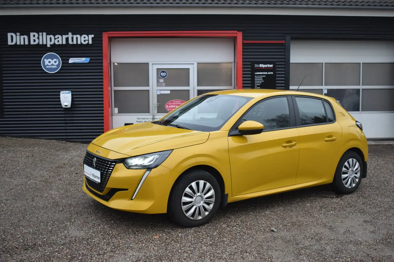 Gul peugeot foran værksted
